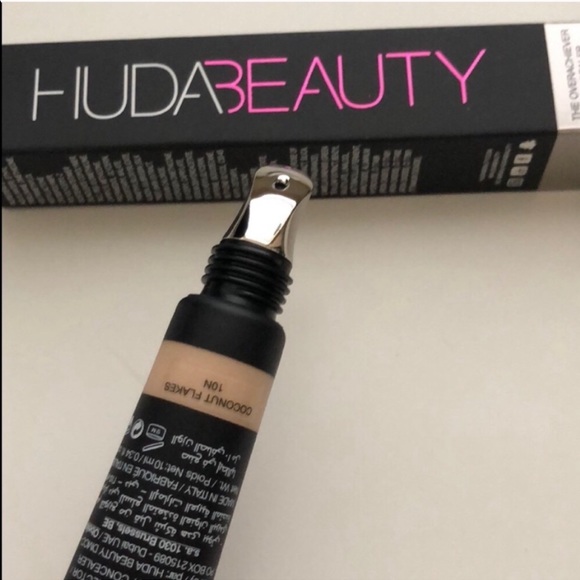 Huda Beauty Concealer - Picture 2 of 3